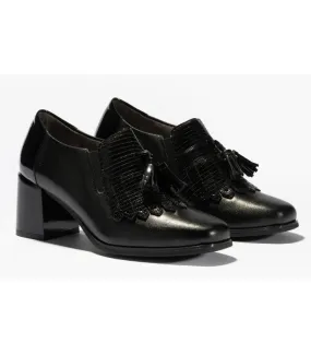 Mocasín de tacón para mujer con borlas
