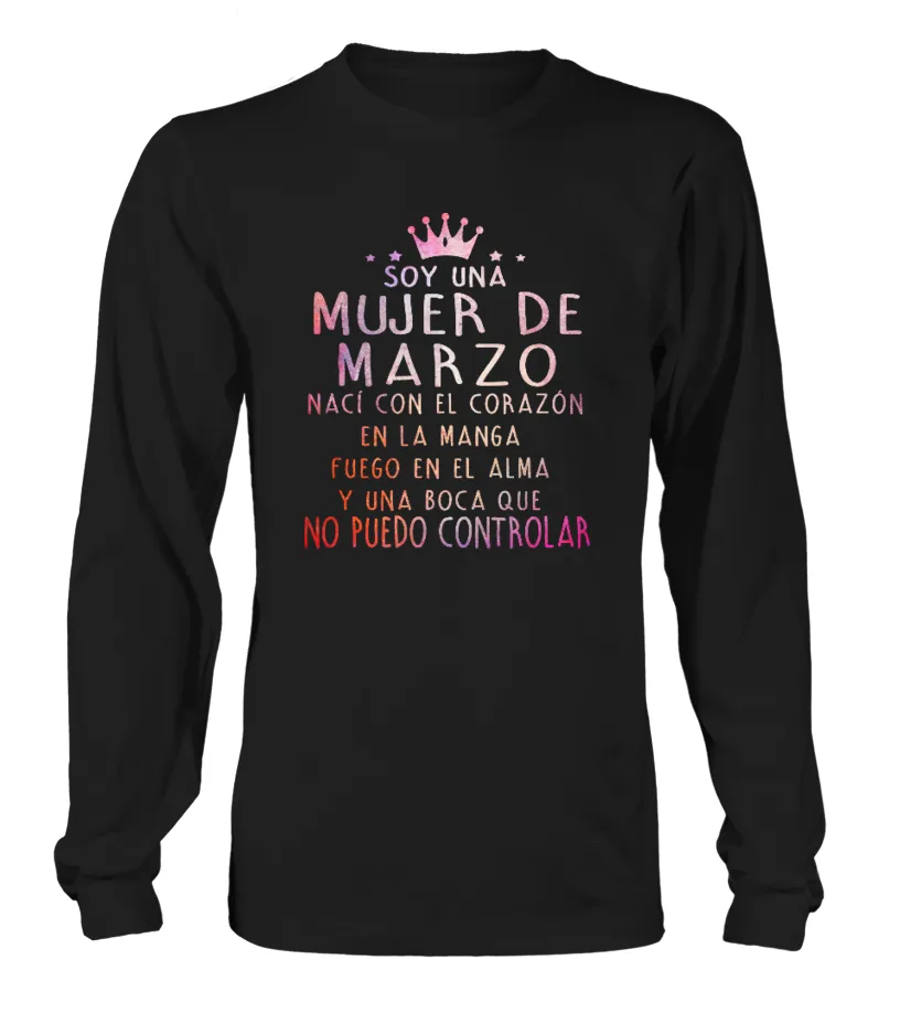 Soy una mujer de Marzo nací con el corazón en la manga fuego en el alma y una b… Camiseta de manga larga Unisex